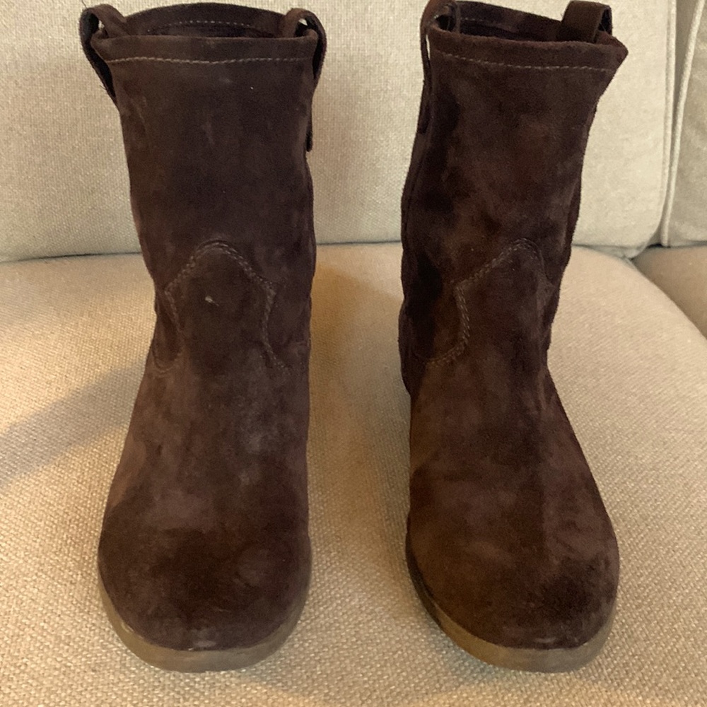 Vince Camuto size 8 pull on suede booties